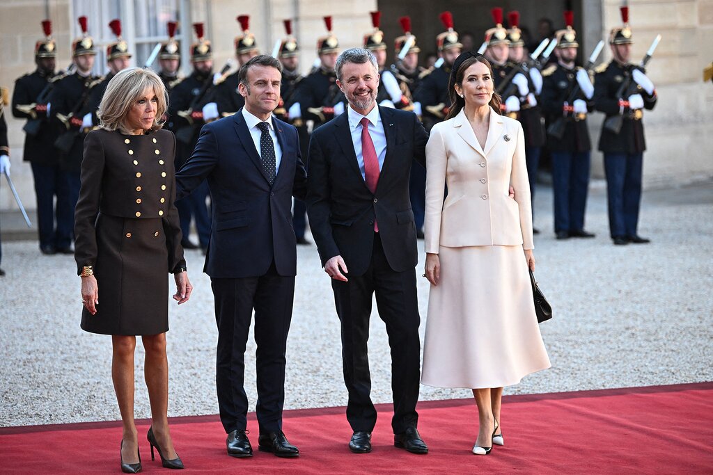 Le couple présidentiel Macron assiste à une cérémonie d’échange de médailles Le couple présidentiel Macron assiste à une cérémonie d’échange de médailles