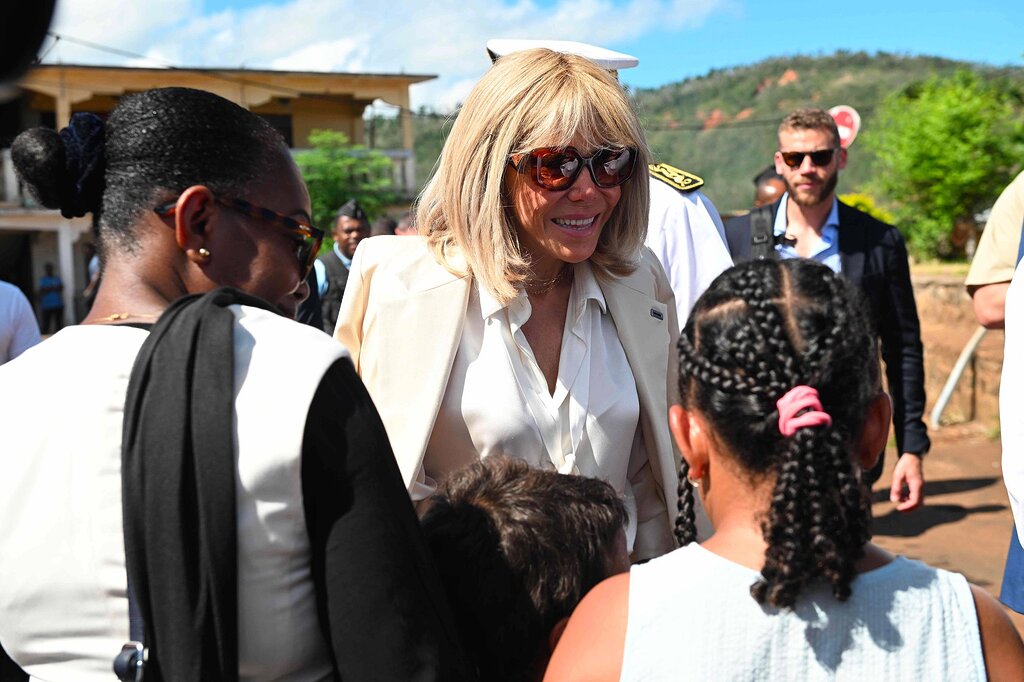 Brigitte Macron rayonne aux côtés de son mari pour soutenir les habitants de Mayotte Brigitte Macron rayonne aux côtés de son mari pour soutenir les habitants de Mayotte