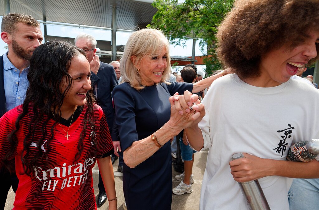 À La Réunion, Brigitte Macron rencontre les collégiens pour dialoguer avec la jeunesse À La Réunion, Brigitte Macron rencontre les collégiens pour dialoguer avec la jeunesse