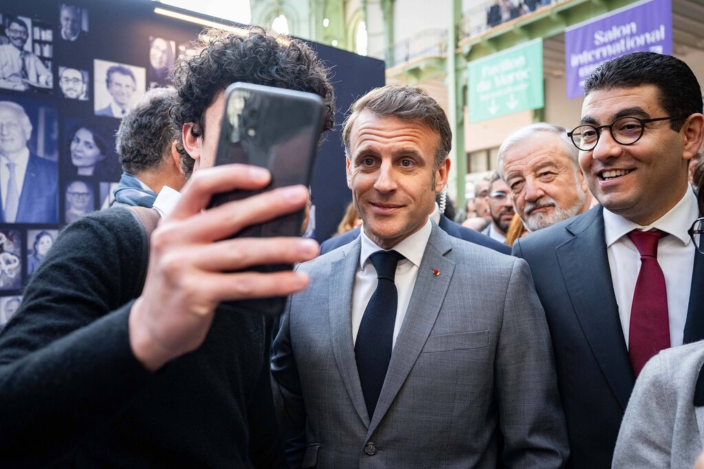 Sur cette photo, Macron parle de sa dépendance au parfum Sur cette photo, Macron parle de sa dépendance au parfum