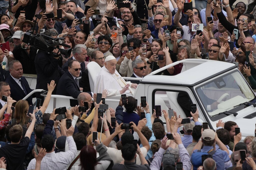 En images : Pour Pâques, le pape François a salué les fidèles depuis sa papamobile place Saint-Pierre