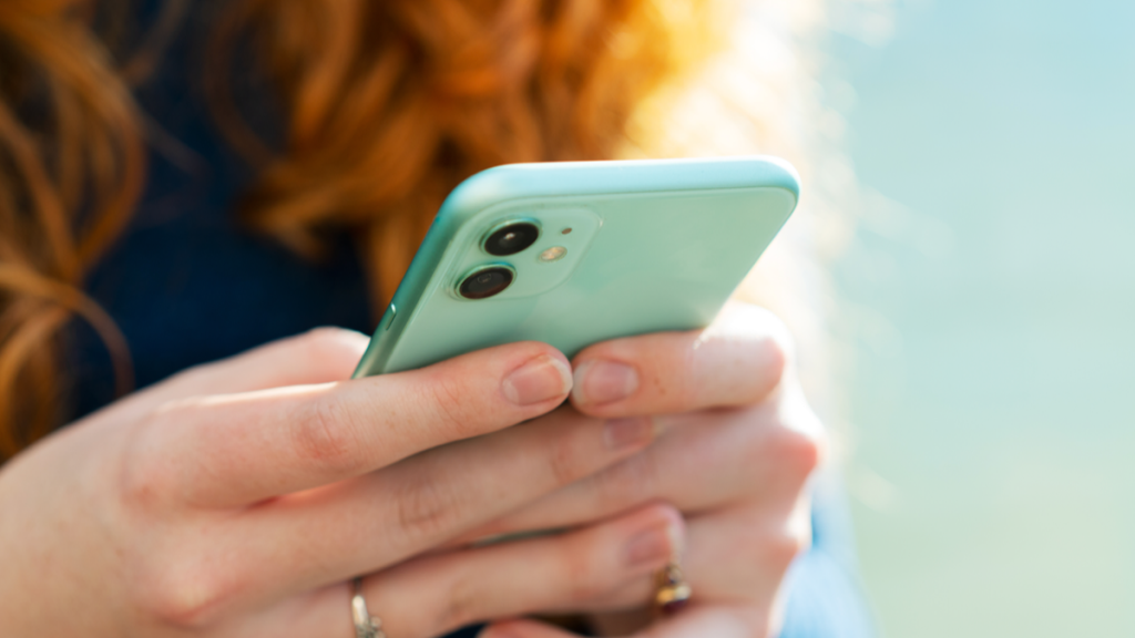 Attention urgente pour les utilisateurs d’iPhone et d’Android : un réglage peut vous exposer à des attaques