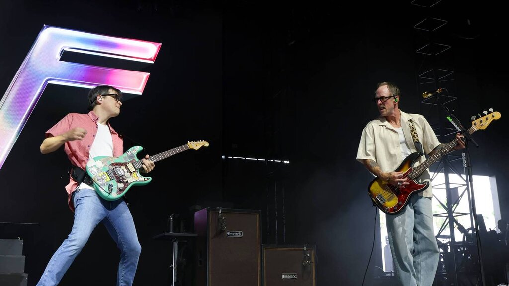 Weezer joue à Coachella après l’arrestation de l’épouse de Scott Shriner