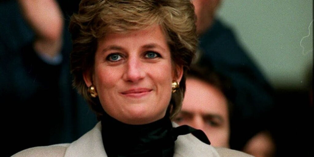 Lady Diana déguisée en homme lors d’une soirée secrète dans un bar gay avec Freddie Mercury Lady Diana déguisée en homme lors d’une soirée secrète dans un bar gay avec Freddie Mercury
