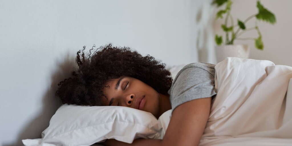 Sommeil : Pourquoi dormir avec un pied hors de la couette est bon pour votre santé