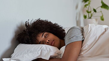Sommeil : Pourquoi dormir avec un pied hors de la couette est bon pour votre santé