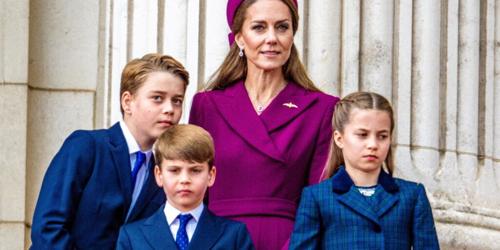 Kate Middleton partage ses paroles avec Charlotte et Louis au balcon de Buckingham pour le 80e anniversaire de la fin de la Seconde Guerre mondiale Kate Middleton partage ses paroles avec Charlotte et Louis au balcon de Buckingham pour le 80e anniversaire de la fin de la Seconde Guerre mondiale