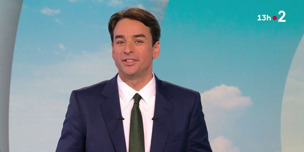 Julian Bugier salue Jacques Legros, quittant le 13 heures de TF1 le 9 mai 2025, en fin de JT