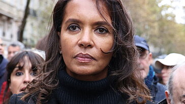 Karine Le Marchand traquée : des inconnus surveillent son mas provençal, l’animatrice réagit