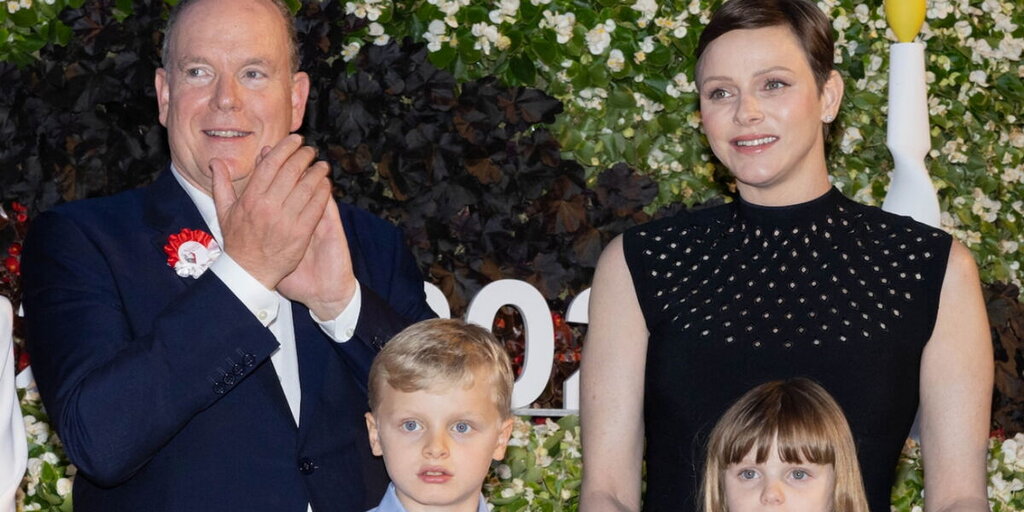 Les jumeaux Jacques et Gabriella font leur première communion : Albert et Charlène de Monaco rayonnants, images inédites révélées