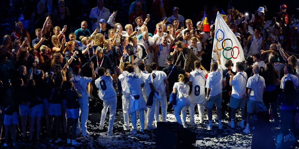 Un champion des JO de Paris vend sa médaille d’or pour soutenir sa famille, disant « Je suis désolé »