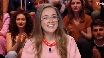 Santa : Ana Godefroy, l’humoriste vedette du clip « Recommence-moi »