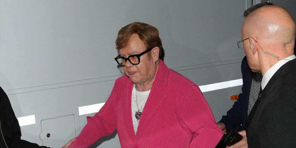 Le projet « criminel » du gouvernement britannique indigne Elton John contre ces « losers absolus »
