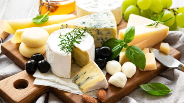 Un nutritionniste recommande de manger du fromage quotidiennement pour ses bienfaits sur la santé