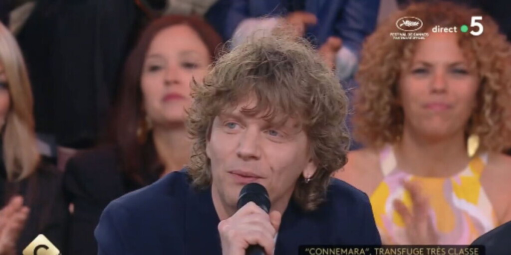 En direct, Alex Lutz se fait sermonner par sa mère à la télévision pour une raison spécifique En direct, Alex Lutz se fait sermonner par sa mère à la télévision pour une raison spécifique
