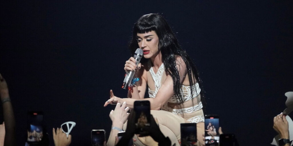 Lors d’un concert, Katy Perry dévoile la raison de son coup de gueule : « Je sais pourquoi tu es là » Lors d’un concert, Katy Perry dévoile la raison de son coup de gueule : « Je sais pourquoi tu es là »