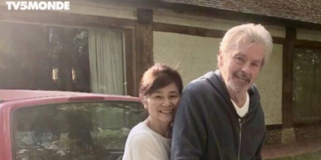 Hiromi Rollin, ex-compagne d’Alain Delon, démunie et anéantie après son décès : révélations poignantes