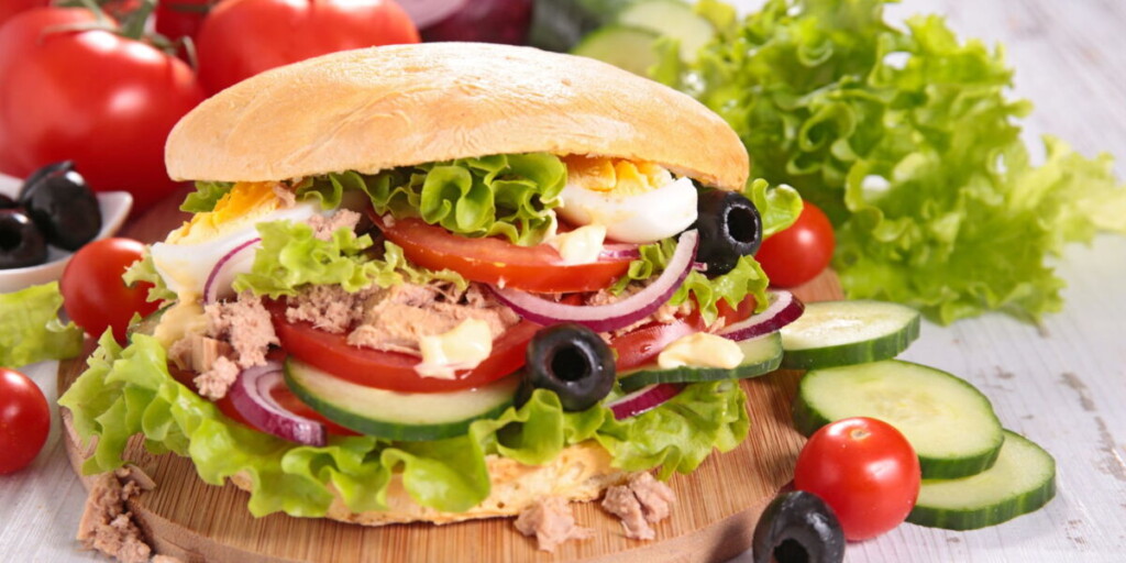 Un restaurant emblématique niçois dévoile la recette authentique du pan-bagnat
