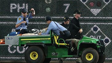 Un événement tragique se produit pendant un match de baseball impliquant un spectateur