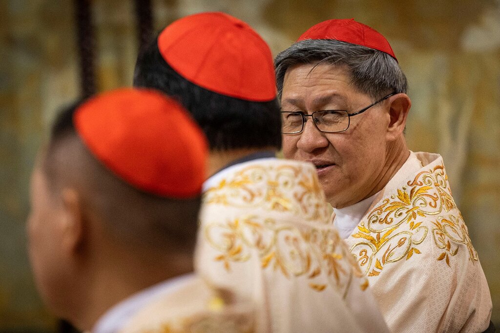 Le cardinal Tagle a apporté un objet insolite à la chapelle Sixtine, plaisantant avec le pape