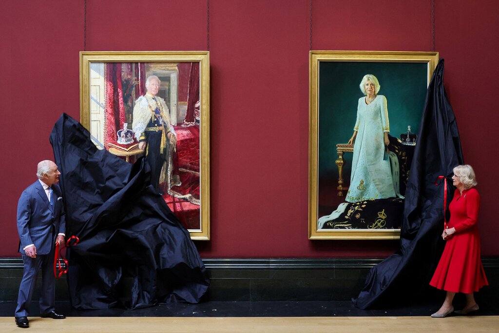 Deux ans après leur couronnement, Charles et Camilla révèlent leurs nouveaux portraits Deux ans après leur couronnement, Charles et Camilla révèlent leurs nouveaux portraits