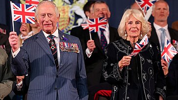 La reine Camilla arbore un long manteau brodé, une daqlah offerte par son époux