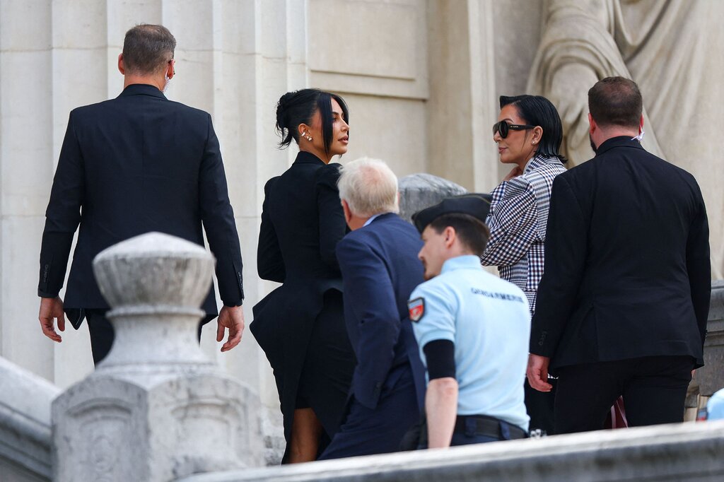 Kim Kardashian et Kris Jenner sont venues au palais de justice à Paris