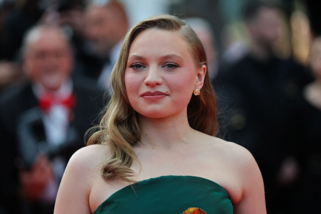 À Cannes, Mia Threapleton honore sa mère, Kate Winslet, avec une note de style À Cannes, Mia Threapleton honore sa mère, Kate Winslet, avec une note de style