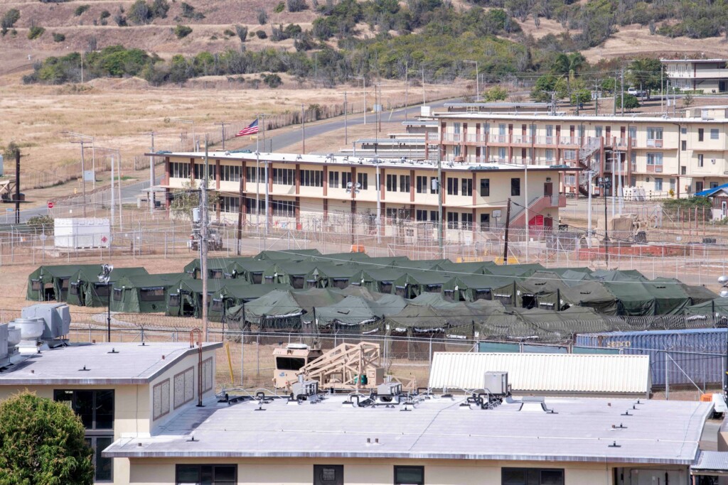 Trump retient des migrants à Guantanamo, coûtant 100 000 dollars par jour Trump retient des migrants à Guantanamo, coûtant 100 000 dollars par jour