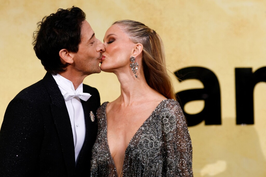 Adrien Brody, Paris Jackson et Heidi Klum brillent par leur élégance au gala de l’amfAR