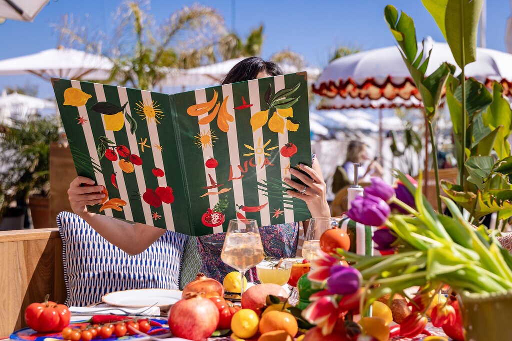À Cannes, Lucia initie les invités prestigieux à la cuisine italienne À Cannes, Lucia initie les invités prestigieux à la cuisine italienne