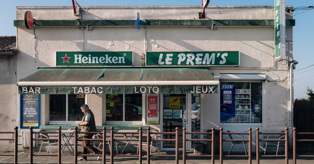 Macron : Étonnements lors de sa visite dans un bar de province Macron : Étonnements lors de sa visite dans un bar de province