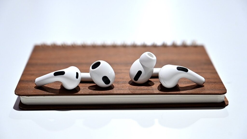 Des AirPods avec caméras sont prévus pour 2026 et des AirPods Max plus légers pour 2027