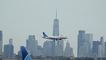 Je crains des retards et soucis à l’aéroport de Newark, mais un journaliste m’a rassuré