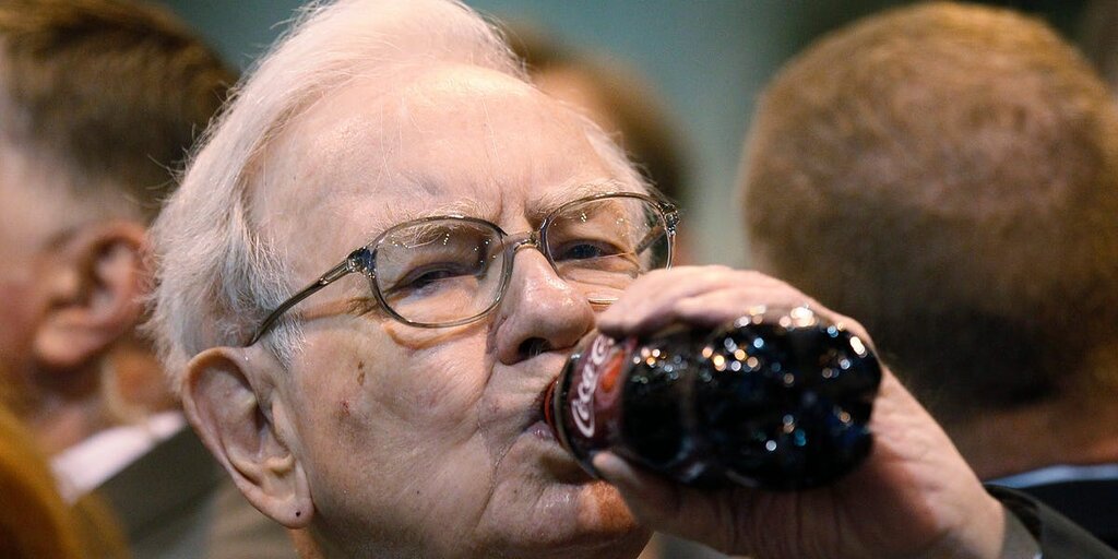Warren Buffett, fidèle au Coca-Cola et à sa vie sédentaire, reste en forme à 94 ans Warren Buffett, fidèle au Coca-Cola et à sa vie sédentaire, reste en forme à 94 ans