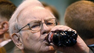 Warren Buffett, fidèle au Coca-Cola et à sa vie sédentaire, reste en forme à 94 ans
