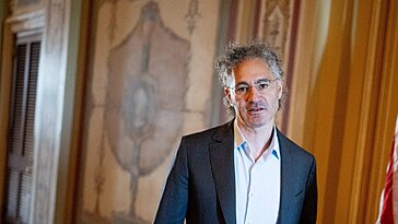 Le PDG de Palantir, Alex Karp, valorise la culture guerrière et augmente les prévisions de revenus