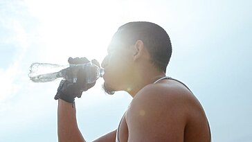 Un nutritionniste célèbre explique pourquoi les athlètes restreignent l’eau après 16h