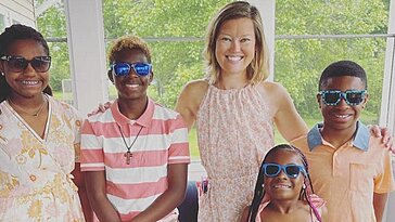 Mon mari et moi avons adopté quatre enfants et célébrons la fête des mères pour leurs mamans