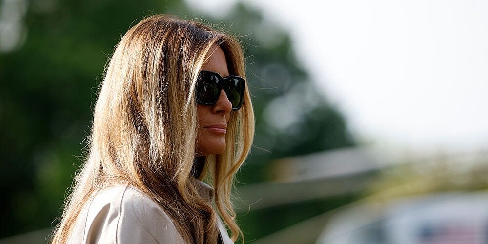 Melania Trump reste discrète, ses choix vestimentaires renforcent cette réserve