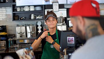 Starbucks privilégie ses baristas à l’IA pour enrichir l’expérience client