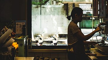 Ma femme et moi croulons sous les dettes de carte bancaire, mais elle refuse un second emploi. Que faire ?