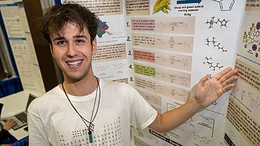 Un jeune de 19 ans a remporté 100 000 $ en créant une méthode efficace pour produire des antiviraux