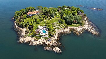 Un dirigeant de Bridgewater cherche encore à vendre son île privée, baissant le prix et ajoutant une maison avec un quai