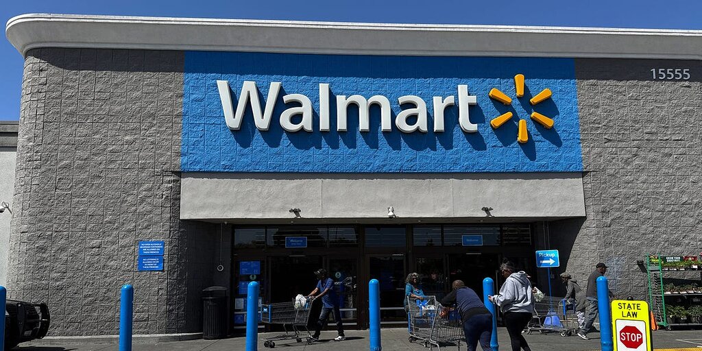 Trump pense que Walmart devrait absorber les tarifs douaniers plutôt que hausser ses prix Trump pense que Walmart devrait absorber les tarifs douaniers plutôt que hausser ses prix