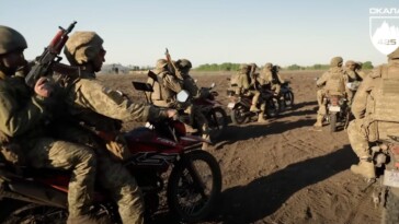 L’Ukraine a formé une unité d’attaque motorisée envoyant des soldats armés sur des motos tout-terrain