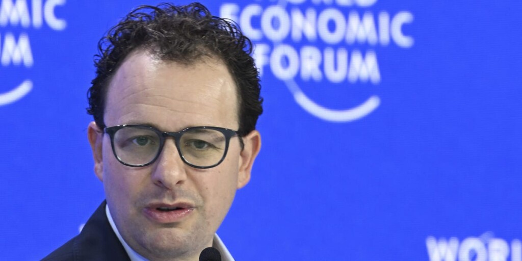 Le PDG d’Anthropic pense que l’IA pourrait éliminer 50 % des postes débutants dans les bureaux