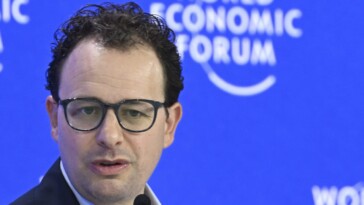 Le PDG d’Anthropic pense que l’IA pourrait éliminer 50 % des postes débutants dans les bureaux