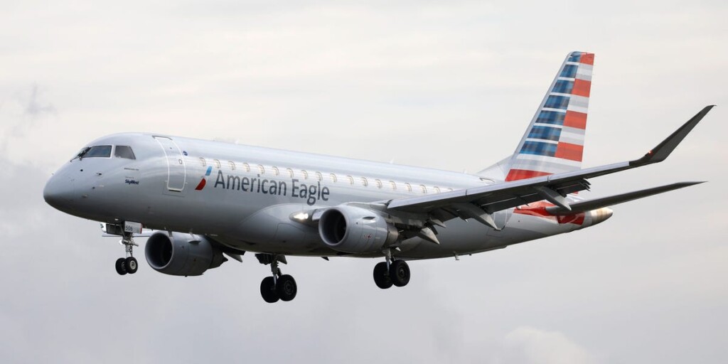 Un vol d’American Airlines a rebroussé chemin après qu’un passager a agressé une hôtesse dans l’allée