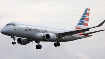 Un vol d’American Airlines a rebroussé chemin après qu’un passager a agressé une hôtesse dans l’allée
